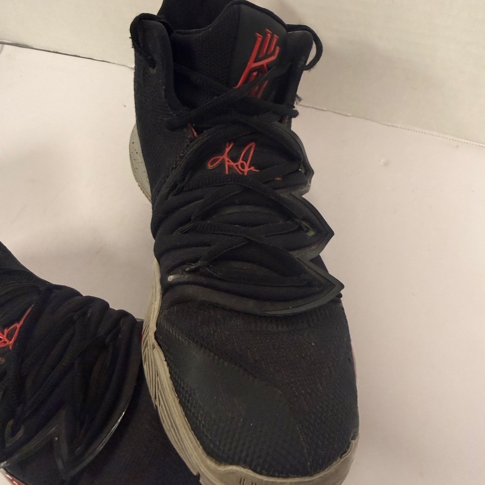 Size 11.5 - Nike Kyrie 5 EP Bred - AO2919-600 - Picture 3 of 11